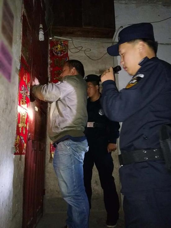 绥化粗心妈妈误将幼女锁家中 